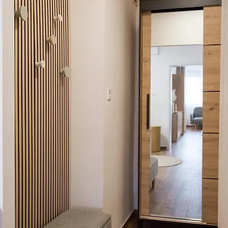 Deluxhome Apartament *